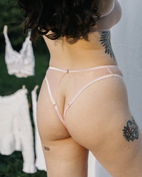 Erotické kalhotky “Crotchlessky” Veneris puntíkatý tyl růžový